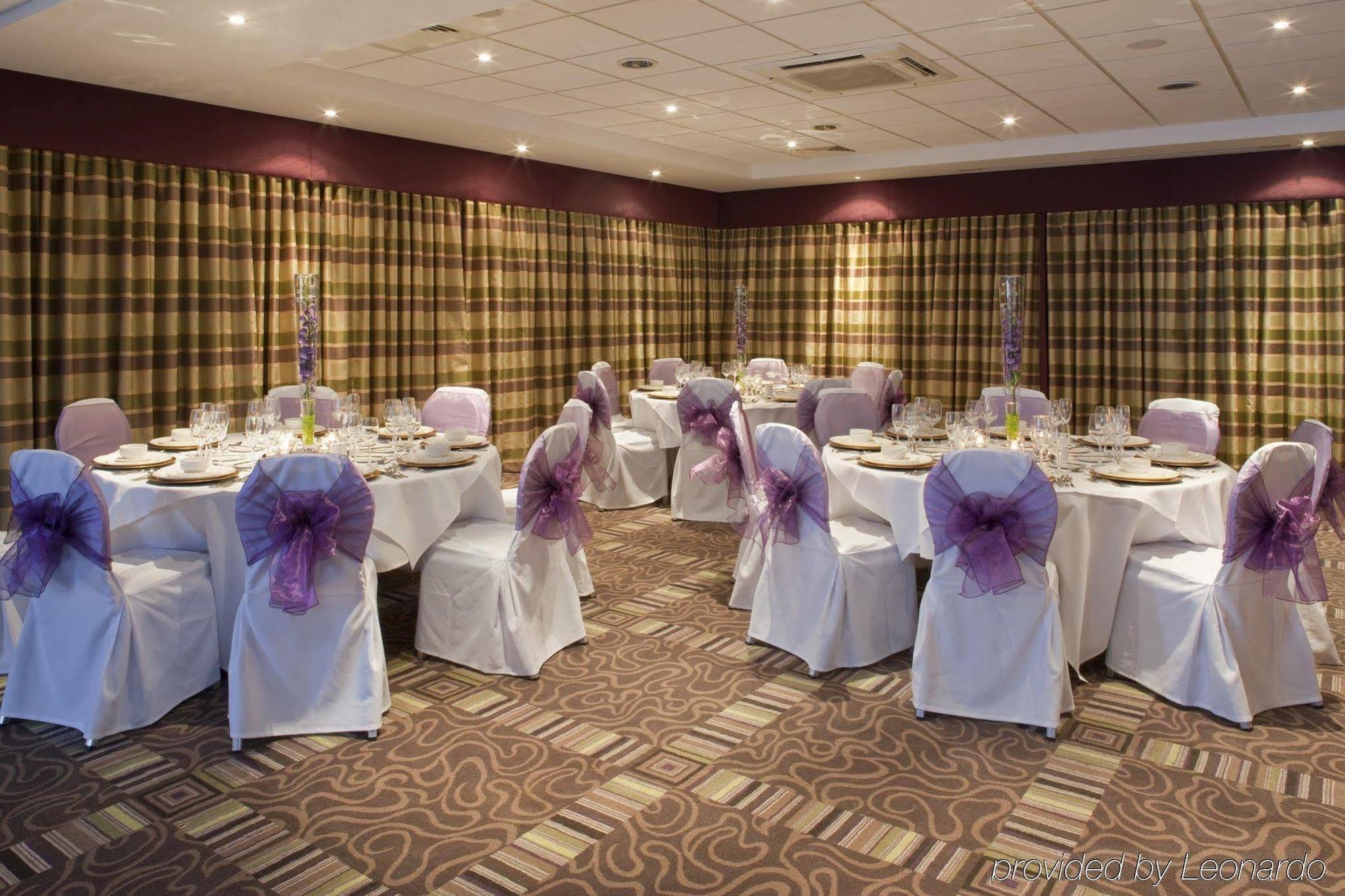 Holiday Inn Stevenage By Ihg Ресторан фото